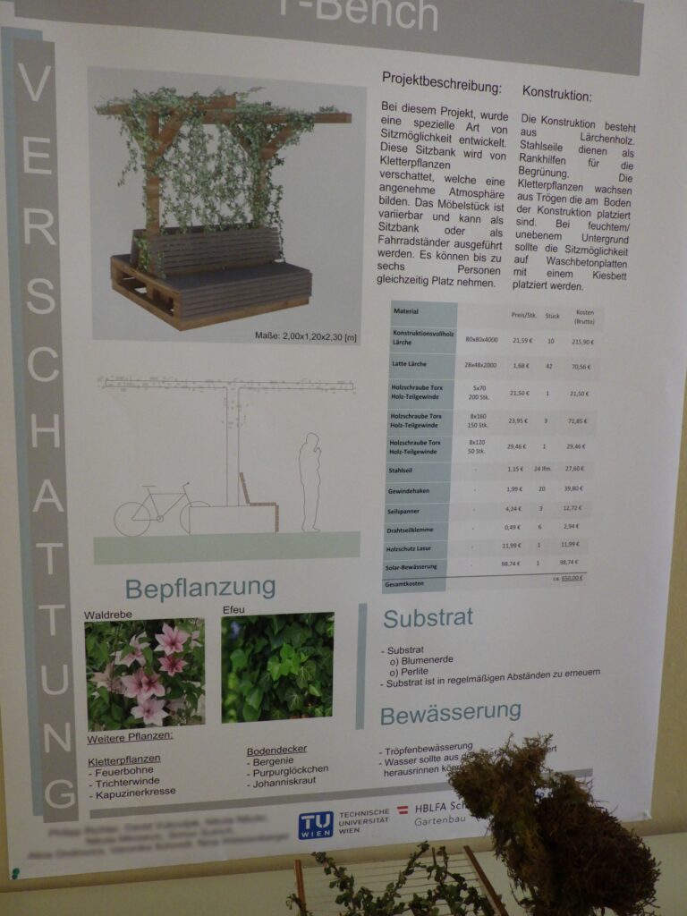 Im Bild ist ein Präsentations-Plakat zu sehen, welches eine begrünte doppel-Sitzbank mit Rankhilfe zur Beschattung zeigt.